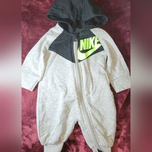 New w/o Tags Nike Baby grey and black bodysuit NEWBORN